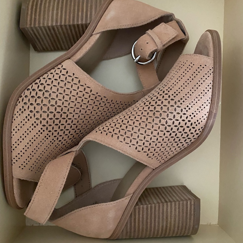 Elegant Tan Women's Sandals